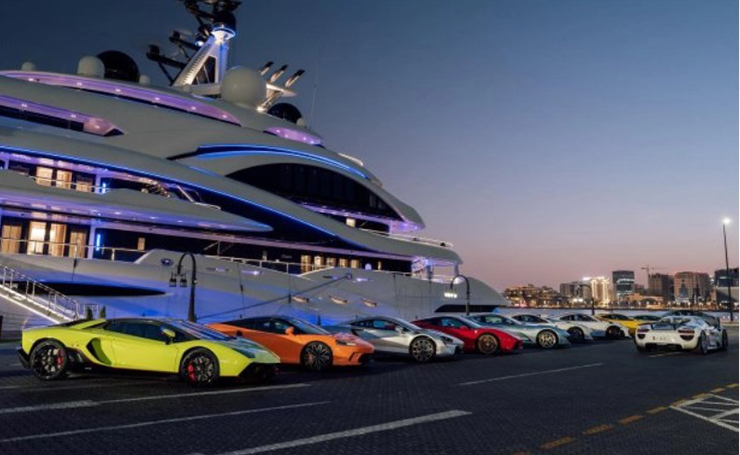 Dàn siêu xe của các “rich kid” Qatar trong câu lạc bộ khoe dáng bên cạnh một du thuyền ở cảng quốc tế Hamad.