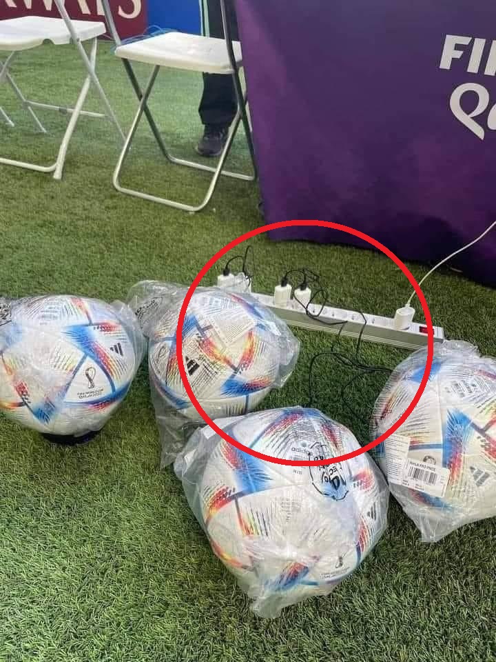 Bức ảnh quả bóng World Cup 2022 cắm sạc gây xôn xao mạng xã hội. Ảnh: Reddit