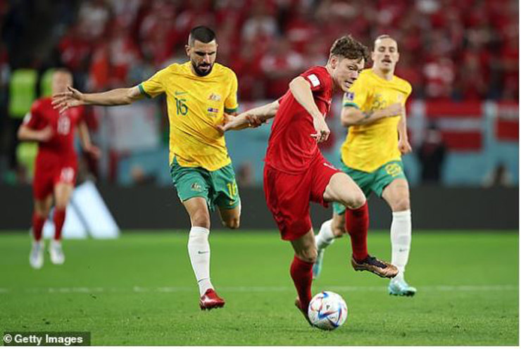 Australia chơi phòng ngự phản công khôn ngoan khi gặp Đan Mạch