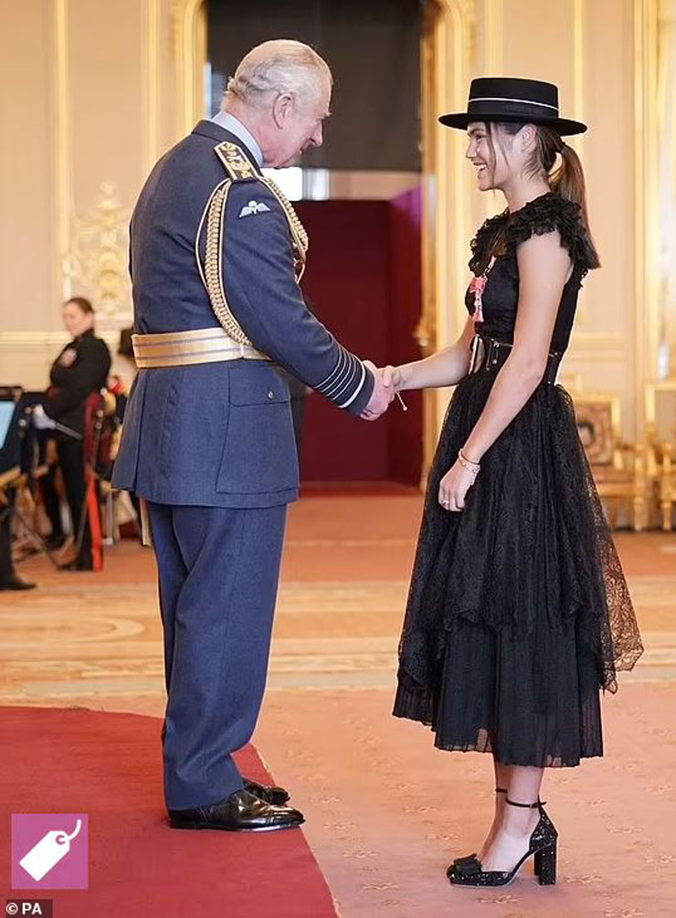 Mỹ nhân tennis Emma Raducanu được Vua Charles III trao tặng Huân chương MBE ở lâu đài Windsor hôm 29/11