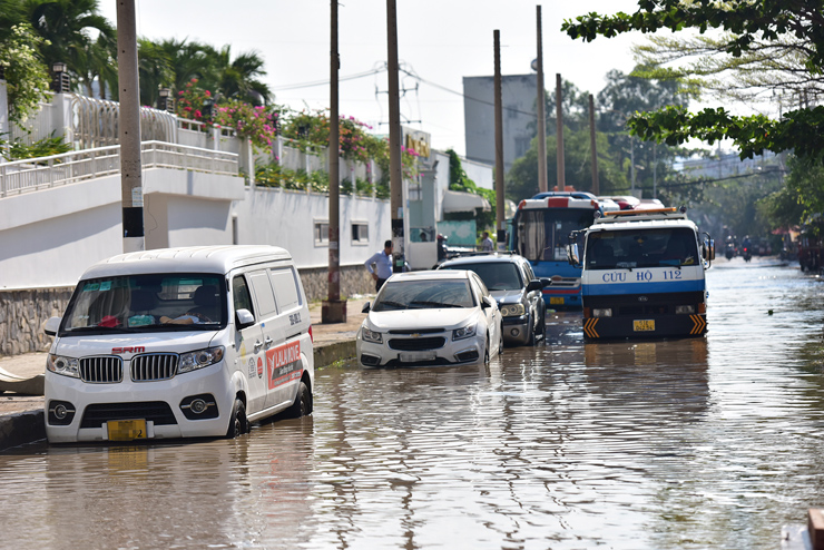 Một số ô tô bị ngập nước từ đêm qua đến gần trưa nay vẫn chưa được di chuyển khỏi vùng ngập.
