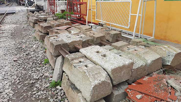 Phần vỉa hè lấn chiếm hành lang an toàn đường sắt bị phá dỡ