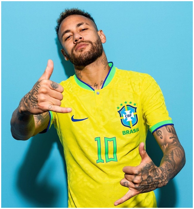 Neymar Jr là cầu thủ bóng đá người Brazil hiện đang thi đấu ở vị trí tiền đạo. Cầu thủ sinh năm 1992 luôn nằm trong top những người giàu nhất làng bóng đá.&nbsp;Neymar sở hữu phong cách thời trang cá tính và đầy ấn tượng.
