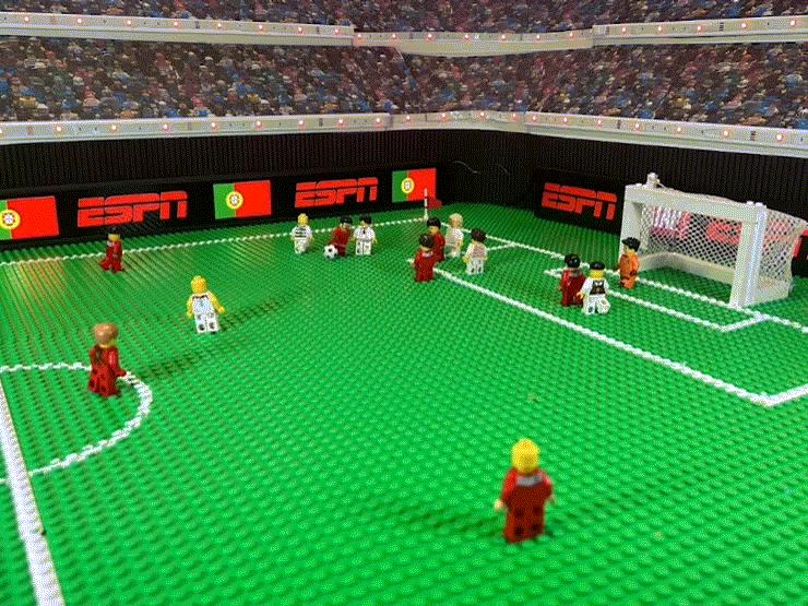 Media - Bàn thắng hụt của Ronaldo được tái hiện lại trong LEGO