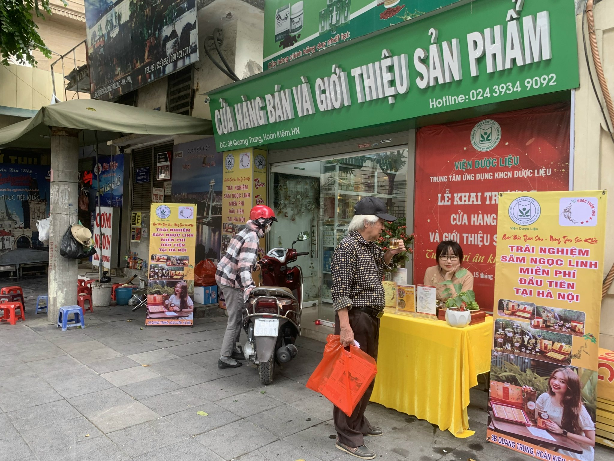 Một khách hàng đến dùng thử sâm Ngọc Linh Quốc Tuấn.