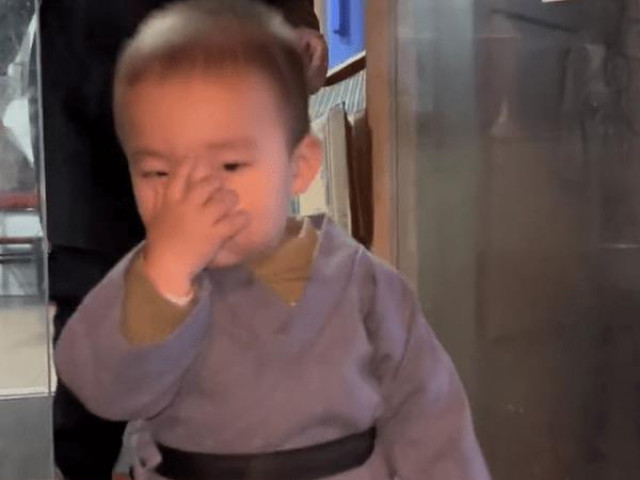 Bạn trẻ - Cuộc sống - Cô gái đưa con về thăm ngoại mà không báo trước, phản ứng của ông bà khiến dân tình cười ngất