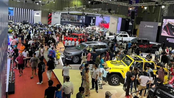 Người dân "khó" mua ô tô dịp cuối năm do lãi suất ngân hàng cao.