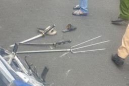 Pháp luật - 3 thanh niên trên 1 xe máy va chạm giao thông, văng kiếm, ba chĩa ra đường