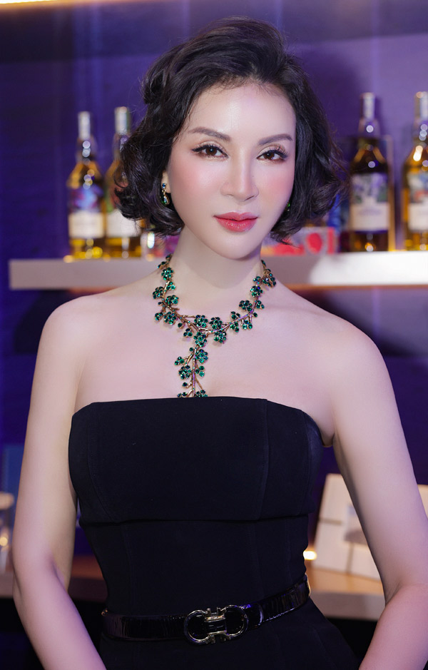 MC "Sức sống mới" khởi nghiệp khi mới 12 tuổi, mở quán cà phê nho nhỏ để trang trải việc học và phụ giúp gia đình. Năm 1993, Thanh Mai tìm hiểu và học thêm các khóa về thẩm mỹ, chăm sóc da tại Pháp, Mỹ, Nhật, Hàn Quốc... và khởi nghiệp với lĩnh vực này.