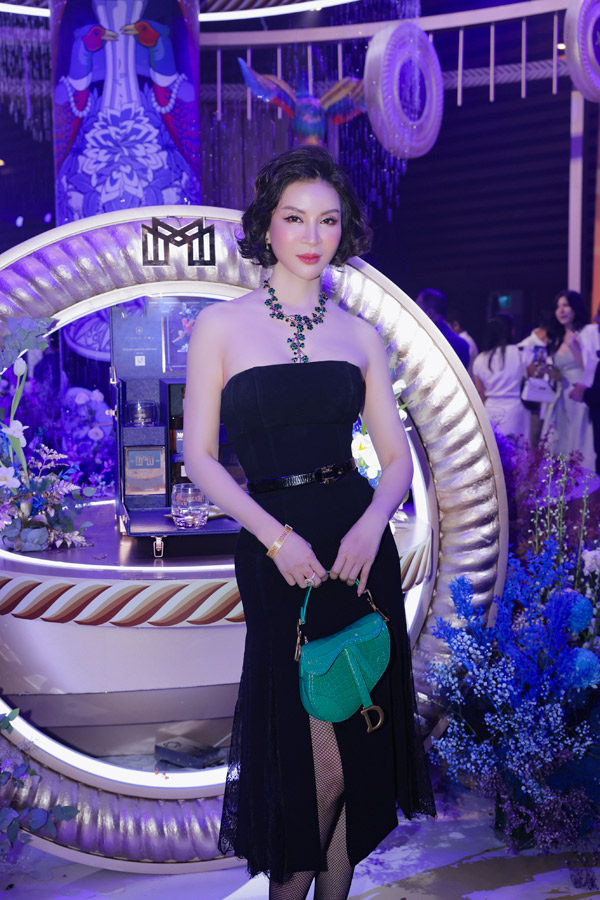 Xuất hiện trong bữa tiệc cuối tháng 11, MC Thanh Mai trở thành tâm điểm nhờ nhan sắc trẻ trung, nổi bật. Cô diện chiếc đầm cúp ngực ôm sát, tôn hình thể nuột nà như thiếu nữ. MC “Sức sống mới” tạo điểm nhấn cho set đồ phối lưới bằng chiếc Dior Saddle Bag màu xanh lá và trang sức kim cương. 