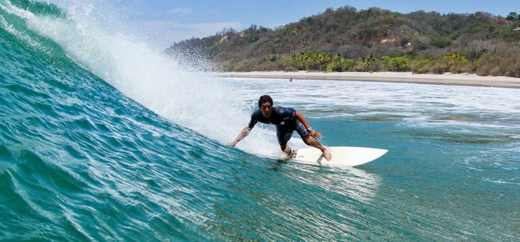 Đừng bỏ qua an toàn bãi biển: Mặc dù Costa Rica nổi tiếng với những bãi biển đầy cát tuyệt vời, nhưng điều cần thiết là phải rèn luyện ý thức chung và hiểu các quy tắc an toàn cơ bản. Nhiều bãi biển có sóng lớn hoặc nước xoáy, khiến người dân địa phương cũng như khách du lịch chết đuối không ít&nbsp;và hiếm khi có bất kỳ dấu hiệu cảnh báo nào. Thủy triều có xu hướng mạnh nhất từ tháng 5 đến tháng 11.
