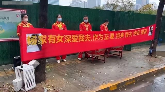 Bị chồng cắm sừng, cô vợ in mặt &#34;tiểu tam&#34; lên băng rôn cùng dòng chữ thâm thúy - 2
