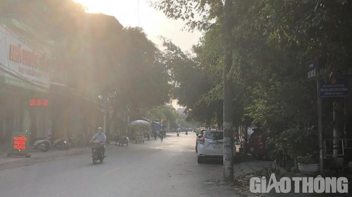 Cột điện nằm dưới lòng đường Ngô Đức Kế