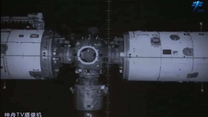 Ảnh chụp từ Thần Châu 15 trong lúc phi thuyền này tiếp cận Trạm Không gian Thiên cung (TSS) ngày 30-11. Ảnh: CMG
