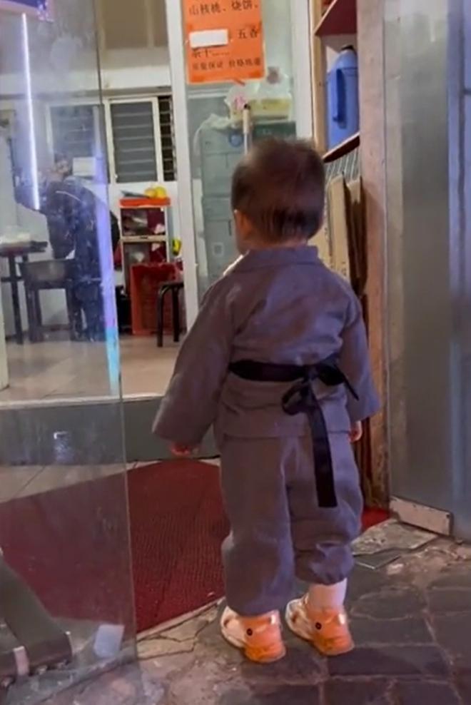 Cô gái đưa con về thăm ngoại mà không báo trước, phản ứng của ông bà khiến dân tình cười ngất - 1