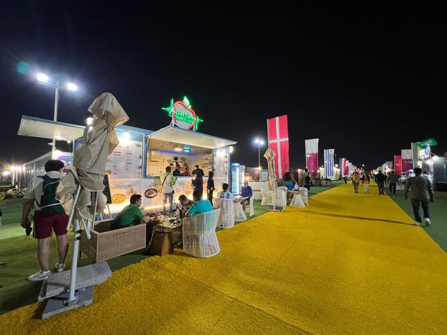 Khu ẩm thực trong làng CĐV