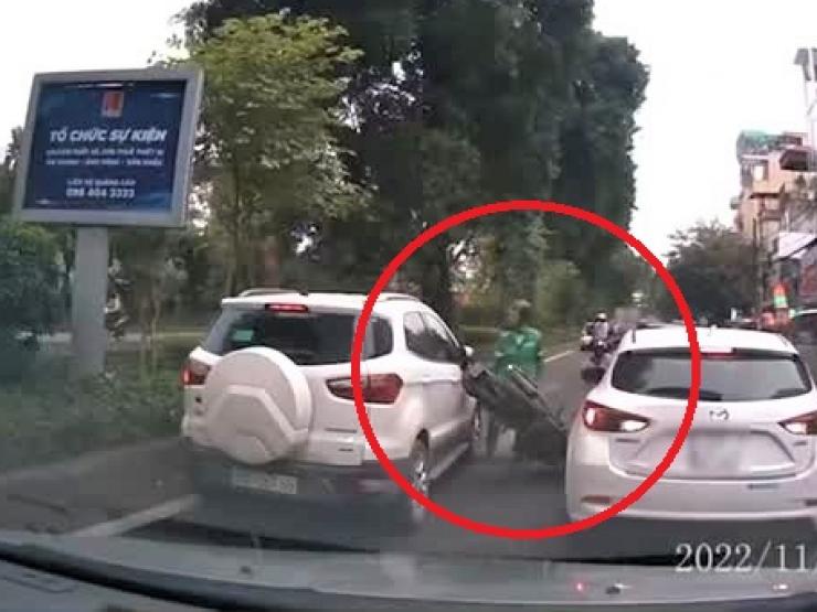 Tin tức trong ngày - Clip: Lạng lách “điền vào chỗ trống”, tài xế xe máy bị ô tô tông ngã sấp