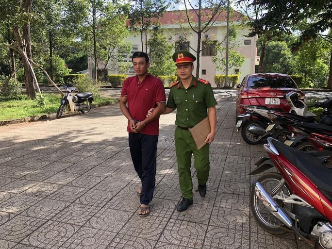 Di lý đối tượng Lê Văn Nhí từ tỉnh Vĩnh Long về tỉnh Đắk Nông để điều tra về hành vi mua bán người