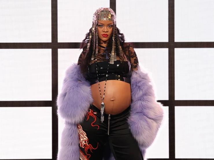 Thời trang - Rihanna có mặt trong danh sách những ngôi sao mặc đẹp 2022 với outfit khoe bụng bầu
