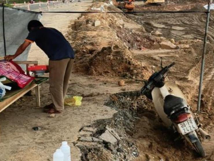 Tin tức trong ngày - Đi xe máy gần đường đang thi công, người đàn ông ngã tử vong tại chỗ