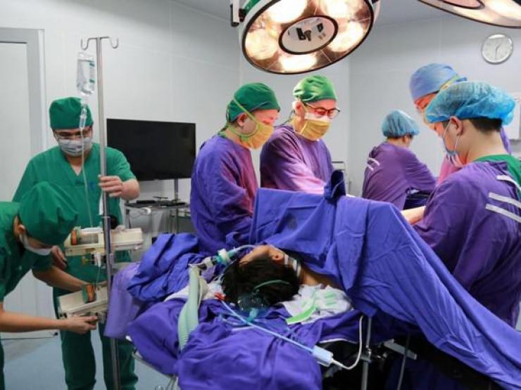 Tin tức trong ngày - Bác sĩ kể chuyện "giành giật" tính mạng cho trường hợp hi hữu còn sống khi nhảy cầu Bãi Cháy