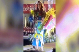 Phi thường - kỳ quặc - Đang thi say mê, người đẹp bị điện giật ngã lăn trên sàn diễn