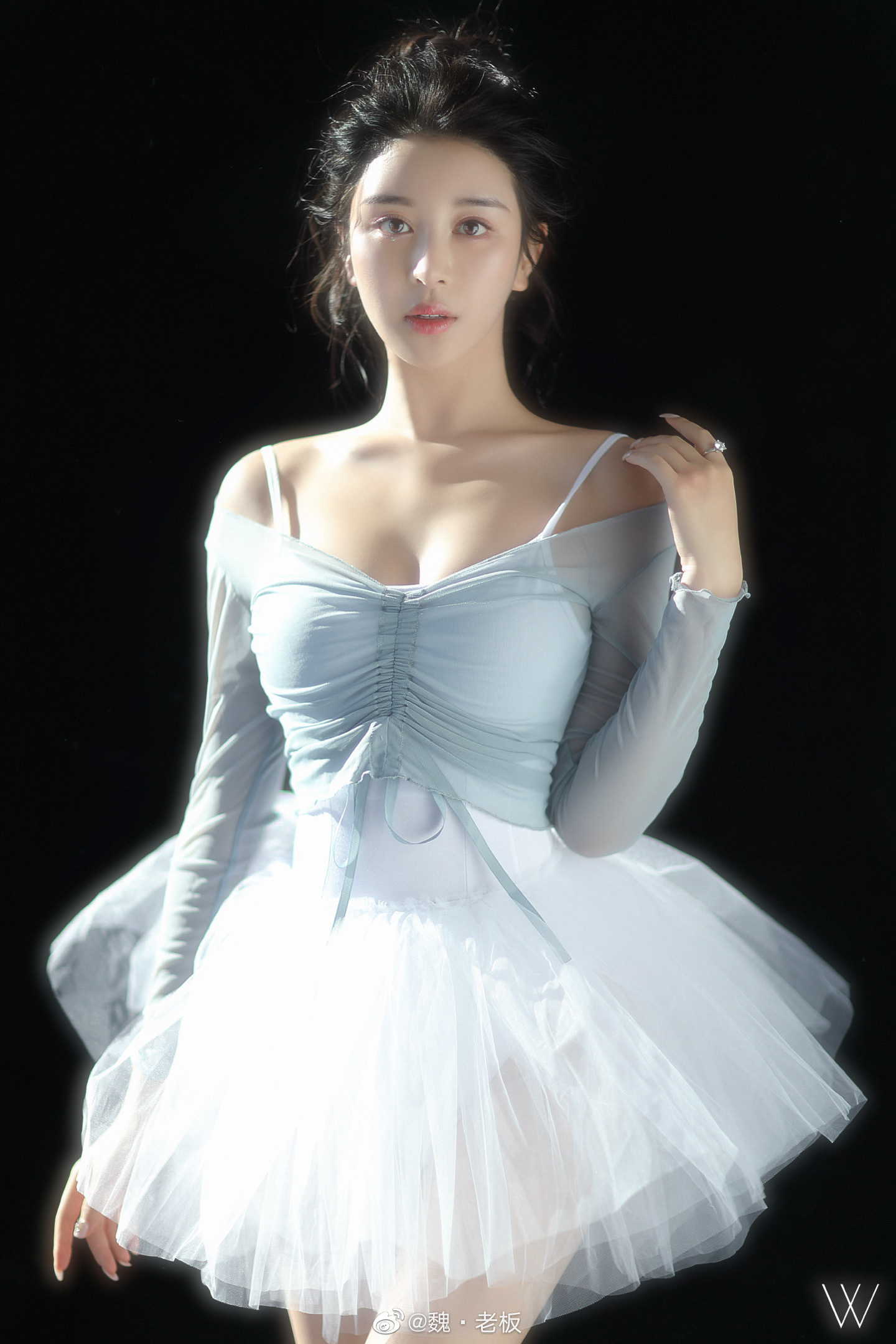 Người mẫu Trung Quốc mặc trang phục ballet chụp ảnh.