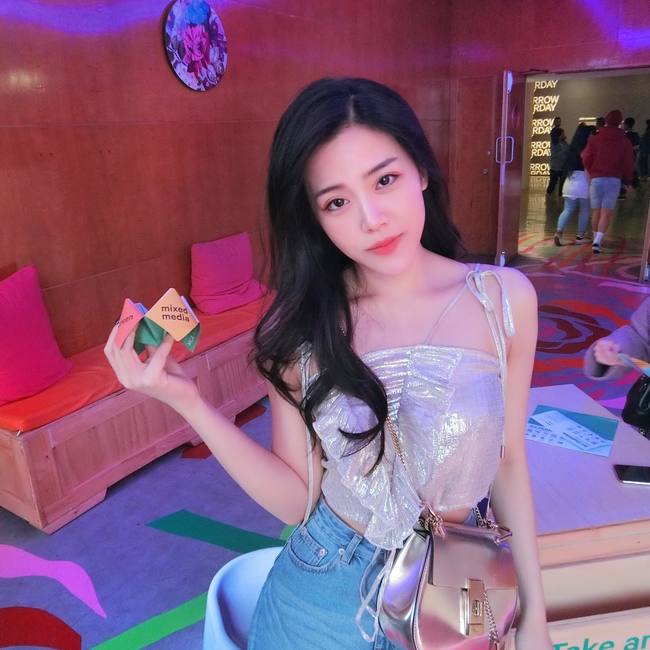 Con gái đại gia ngành nhựa được&nbsp;biết đến với cuộc sống sung túc, sang chảnh&nbsp;khiến nhiều người ngưỡng mộ. Thoại Liên cũng sở hữu nhiều đồ hiệu đắt đỏ, thường xuyên đi du lịch, check-in nhiều nước trên thế giới.
