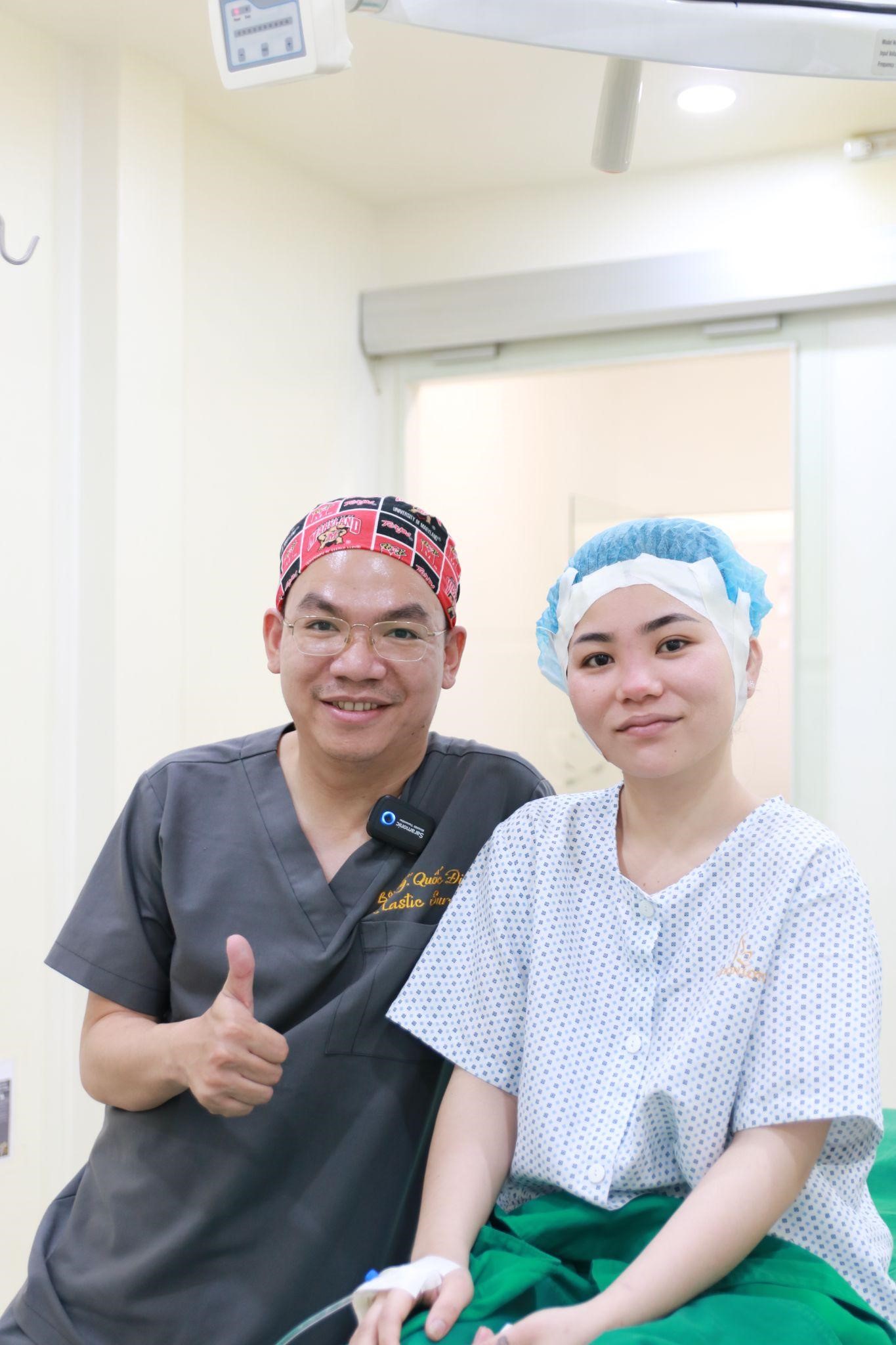 Khách hàng chuẩn bị bước vào ca phẫu thuật