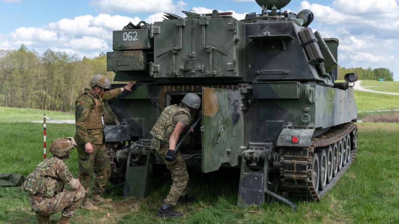 Các binh sĩ Ukraine được hướng dẫn sử dụng pháo tự hành M109 tại căn cứ quân sự Mỹ ở Đức.