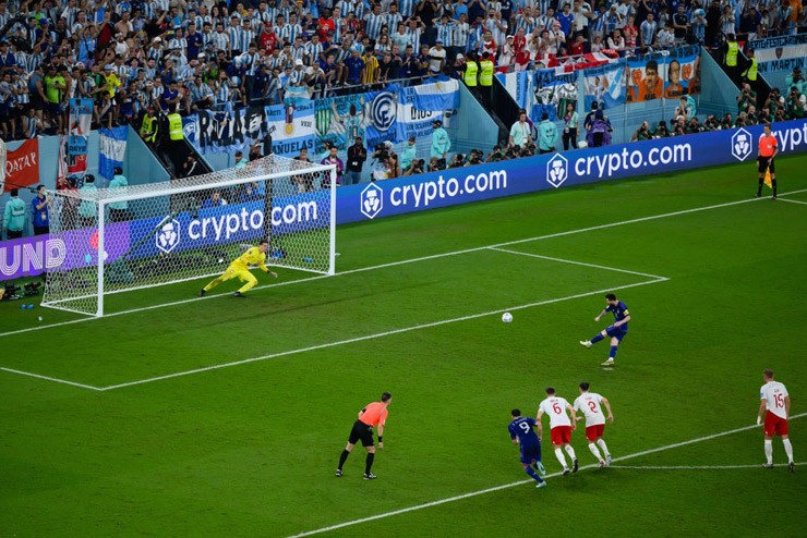 Lionel Messi sút penalty lộ hướng và bị thủ môn Wojciech Szczesny cản phá ở trận Argentina gặp Ba Lan