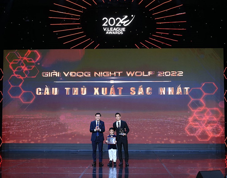 Văn Quyết giành danh hiệu "Cầu thủ xuất sắc nhất" V-League 2022