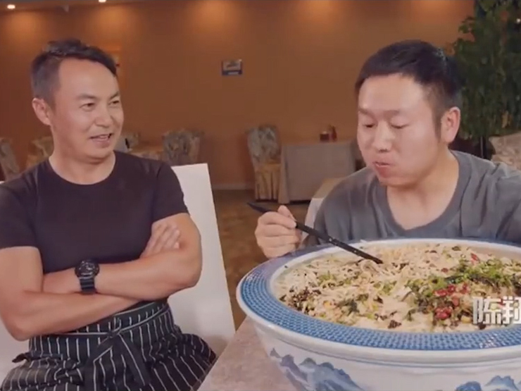 Clip hài hước - Vì ham rẻ chàng trai dở khóc dở cười khi vào nhà hàng