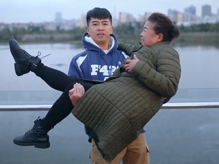 Clip hài hước - Nhờ người đi đường chụp ảnh, chàng trai nhận cái kết "khóc thét"