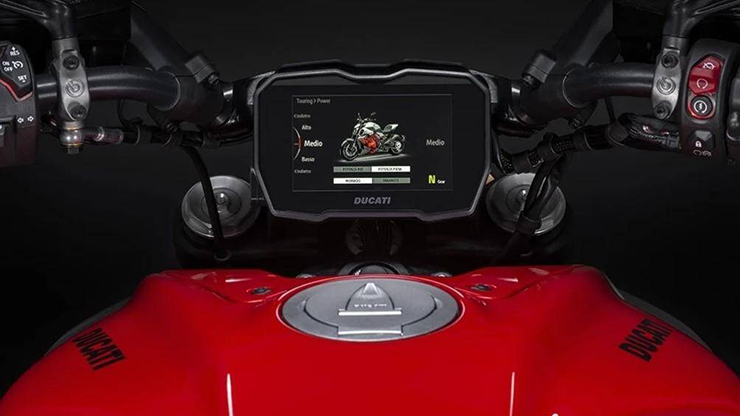 Ducati trang bị tiêu chuẩn cho Diavel V4 hệ thống hỗ trợ tăng tốc, ga tự động, kiểm soát bốc đầu, phanh ABS trong cua...
