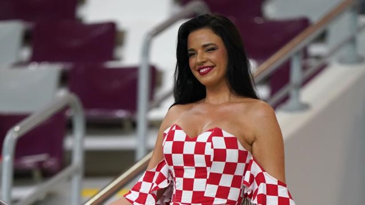 Ivana Knoll, một người mẫu mạng xã hội Croatia đã hứng chịu làn sóng chỉ trích dữ dội về cách lựa chọn trang phục của cô tại World Cup 2022.
