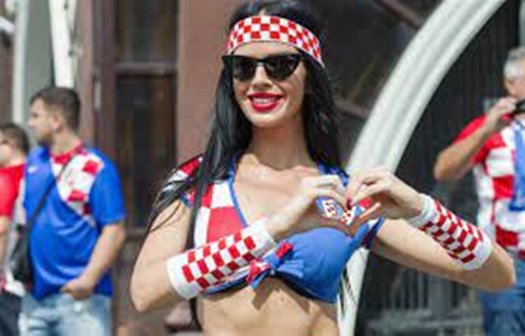 Ivana điều hành công ty đồ bơi 'knolldoll' của riêng mình, chuyên sản xuất những bộ bikini đặc biệt mang màu cờ của quốc gia Croatia - nơi cô đang sinh sống.
