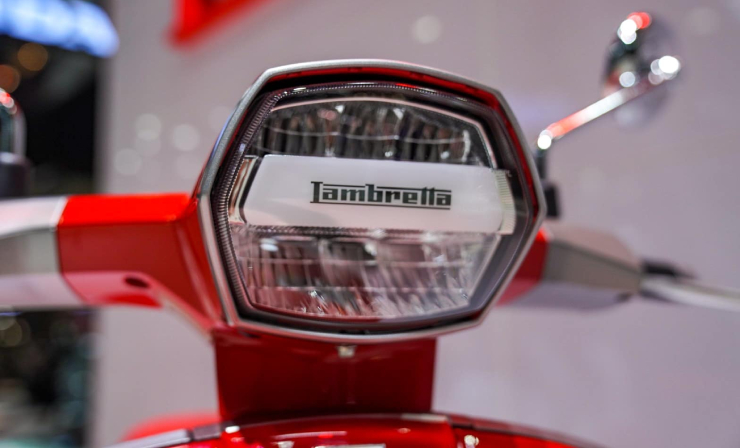 Tuy nhiên, 2023 Lambretta G350 theo đuổi phong cách cổ điển. Đèn pha hình thang, với lô gô Lambretta đặt nổi bật ở giữa. 
