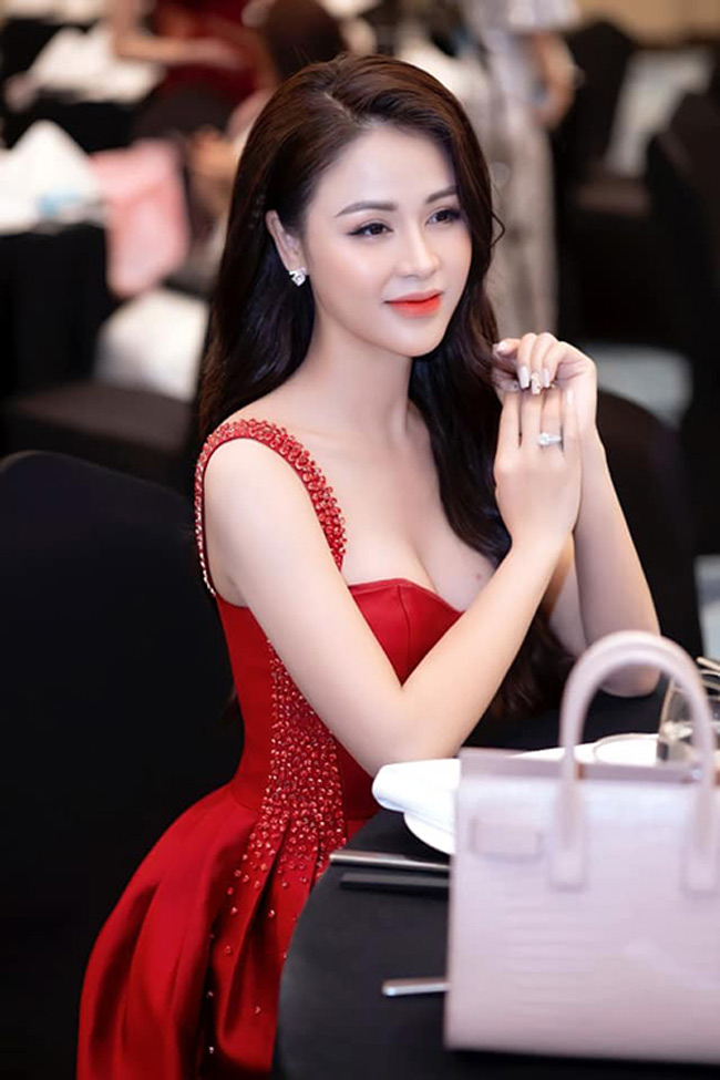 Lương Thu Trang là một nữ diễn viên xinh đẹp trên màn ảnh nhỏ. Ngoài đời cô làm mẹ đơn thân khi mới 24 tuổi. 
