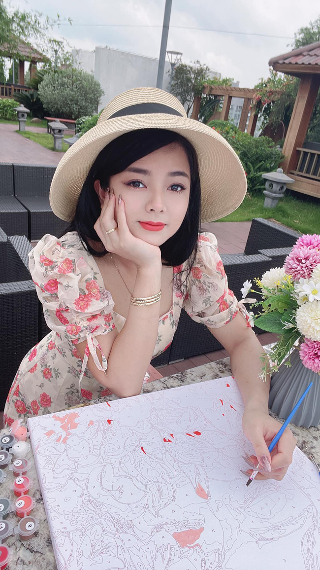 Ngô Lệ Quyên được biết tới là một hot girl Hà Tĩnh, nổi tiếng sau một trận bóng đá. Hiện tại cô đã lập gia đình và công tác tại Nhà hát Tuổi trẻ Việt Nam.
