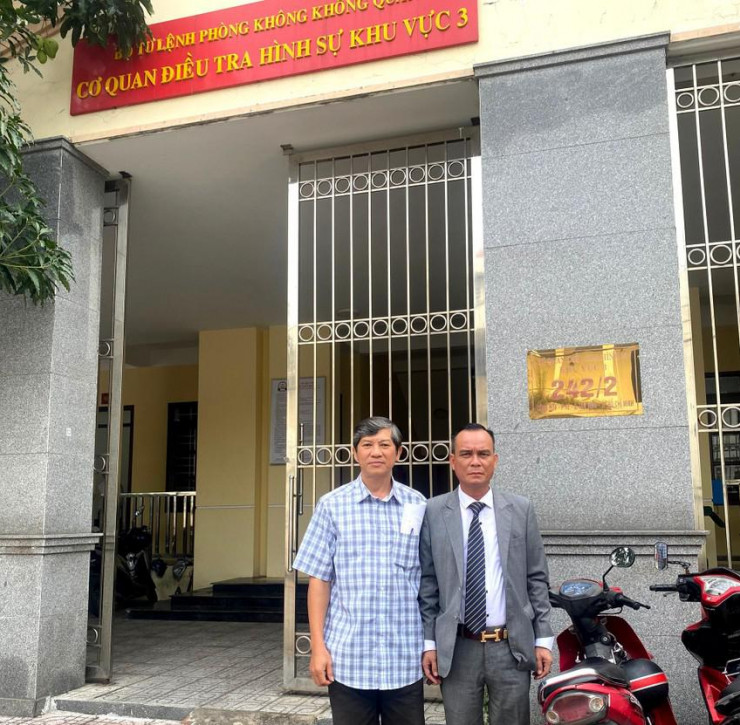 Ông Hồ Hoàng Hùng cùng luật sư gửi đơn tố giác đến cơ quan điều tra (Ảnh: NVCC)