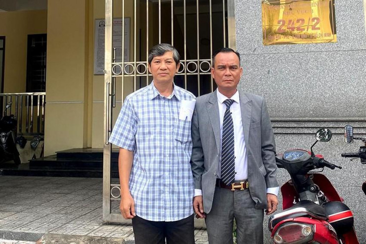 Ông Hồ Hoàng Hùng (trái) gửi đơn tố cáo lãnh đạo và bác sĩ bệnh viện làm sai lệch hồ sơ vụ án. Ảnh: NVCC