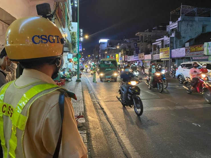 Đội CSGT Tân Sơn Nhất lập chốt kiểm tra nồng độ cồn tại giao lộ Phan Đăng Lưu - Phan Đình Phùng tối 1-12. Ảnh: ĐC