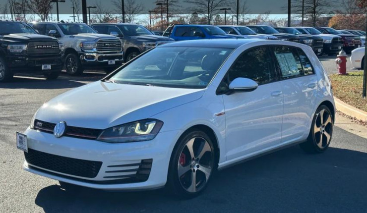 Volkswagen Golf 2016 được trang bị động cơ tăng áp tạo ra công suất ấn tượng 170 mã lực. Ảnh: Motorbiscuit.