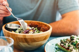 Sức khỏe đời sống - Ăn nhiều rau, ngũ cốc và hạt giúp giảm ung thư ruột ở nam giới