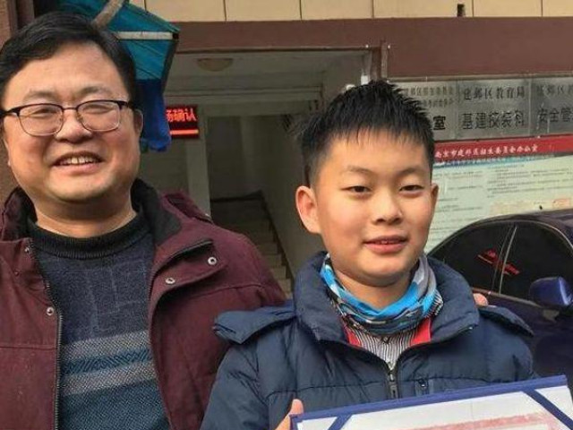 Phi thường - kỳ quặc - Bé trai từng bị bố ép cởi trần chạy trong tuyết 10 năm trước giờ ra sao?