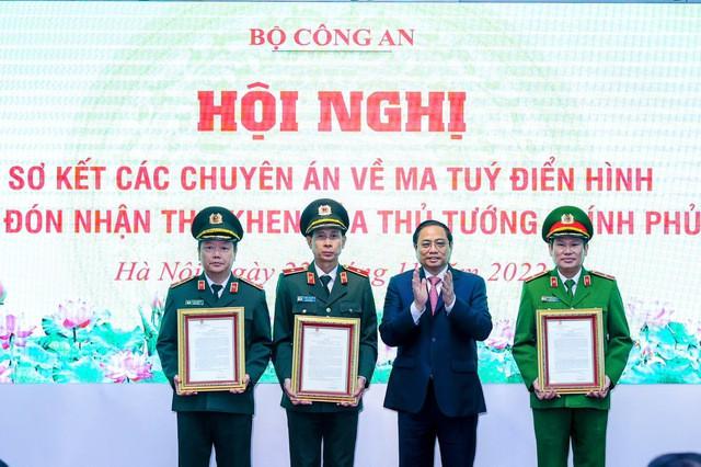 Thủ tướng Chính phủ Phạm Minh Chính trao thư khen cho đại diện Cục Cảnh sát điều tra tội phạm về ma túy và các đơn vị có thành tích xuất sắc trong các chuyên án về ma túy.