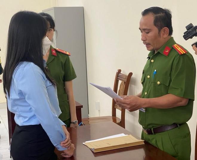Cơ quan công an tống đạt Quyết định khởi tố đối với Lê Thị Thu Hà