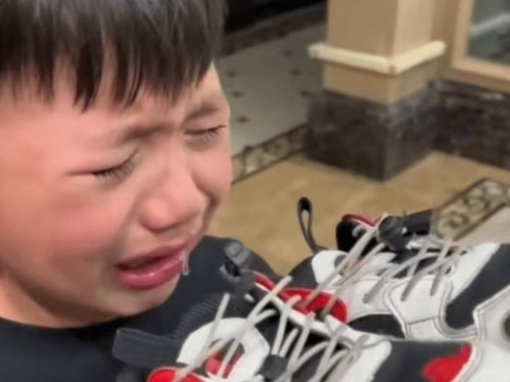 Giáo dục - du học - Cởi giày trong lớp làm phiền mọi người, cậu bé bị bố phạt theo cách không ngờ tới