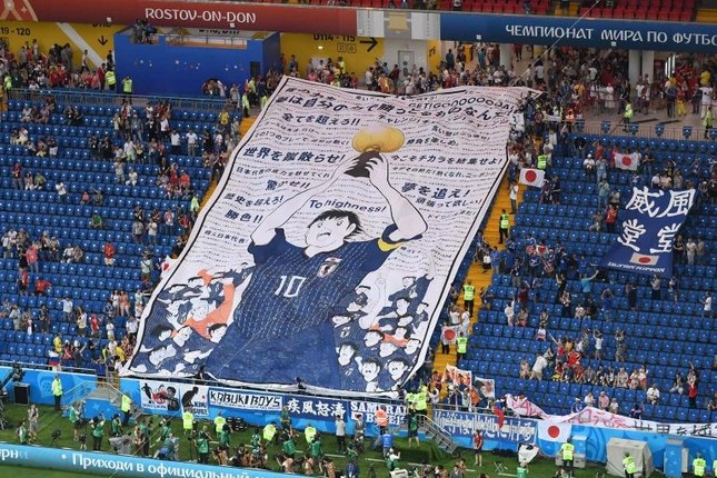 Hình ảnh Tsubasa xuất hiện trên khán đài trước trận đấu giữa Nhật Bản và Bỉ ở World Cup 2018.